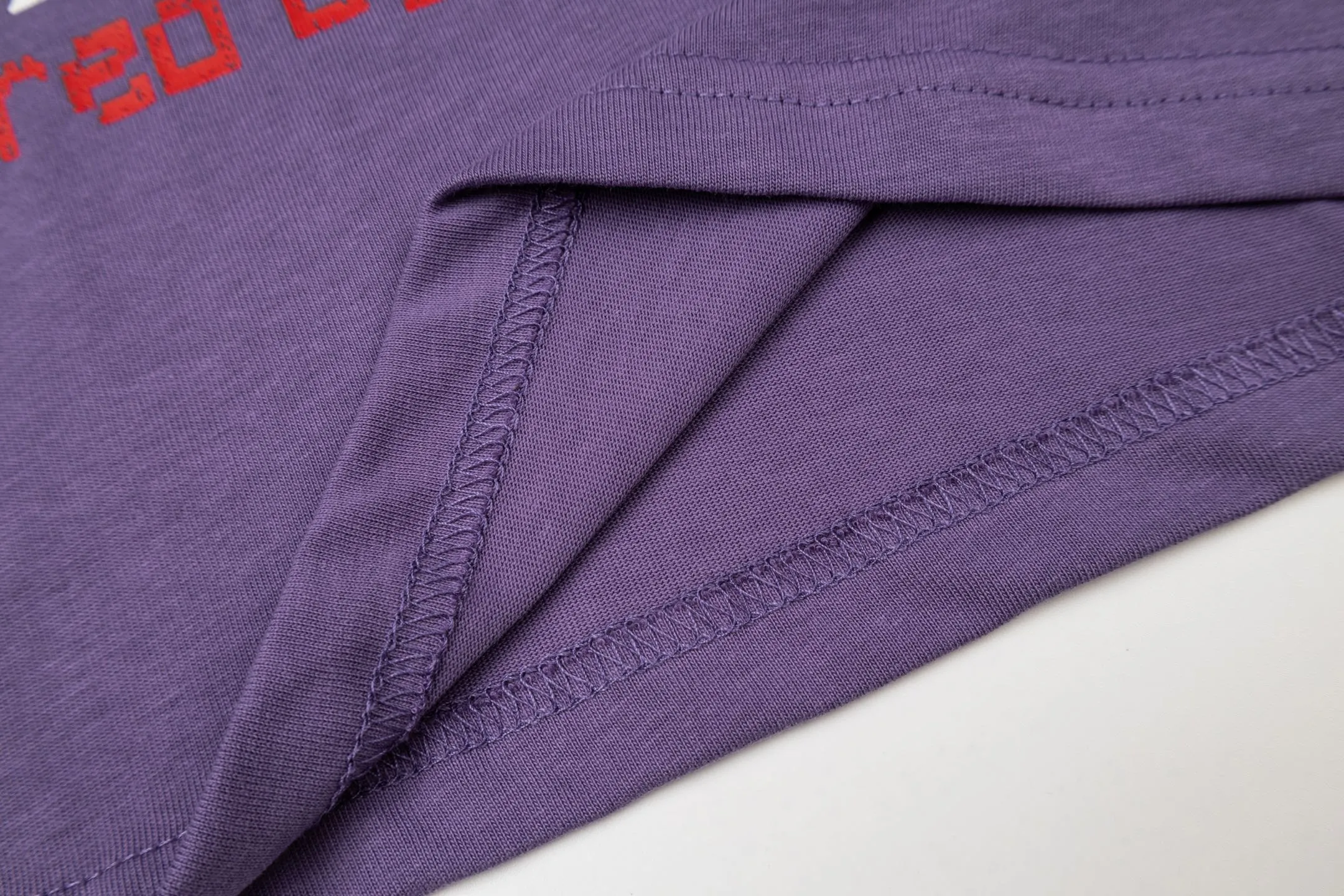 Adidas Clover MOTOSeries short sleeves, low saturation taro purple color, same style loose fit for men and women, pure cotton material is light and breathable, super comfortable for daily wear! The all-over printing with racing elements, clover logo + letter pattern, retro and street feel, looks great when worn as a layer or alone✨. The small high collar design, paired with overalls and Skate Shoes, can easily achieve American street style, and it is also great for couples! Fashionable and comfortable at the same time, don’t miss it if you like racing style. Style number: A 194# Color: Black Purple Size: S M L XL XXL